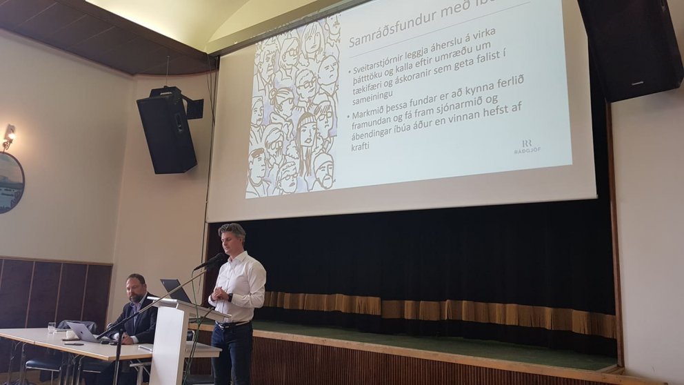 Jón Hrói Finnsson og Róbert Ragnarsson ráðgjafar stýrðu íbúafundunum.